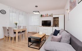 Bright Apartment With Private Garden And Accepting Pets By Noclegi Renters